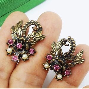 Elegant VTG Pink Rhinestones & Brass Tone Floral Screw on Earrings